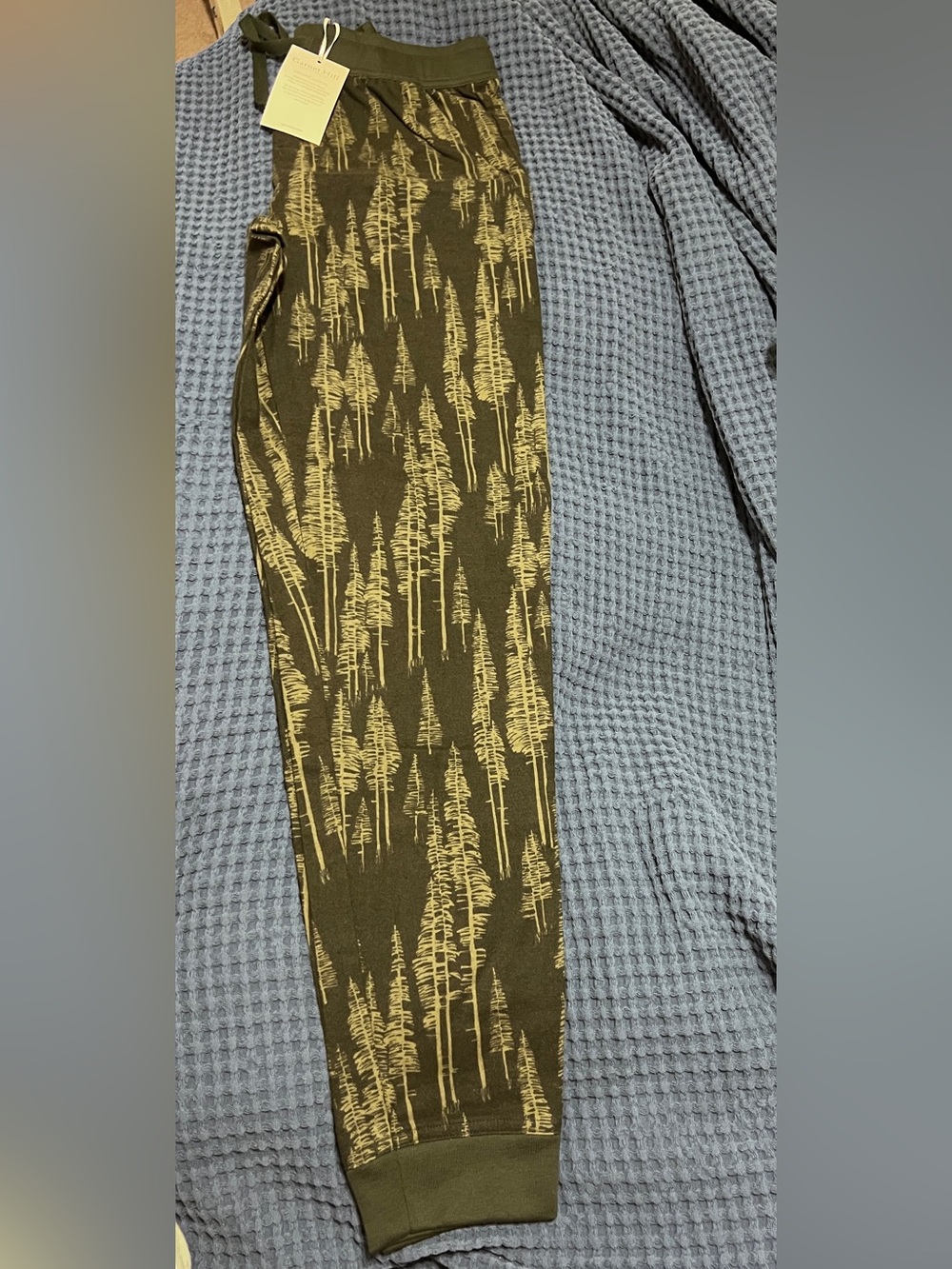 Garnet Hill Olive Green Men’s Jogger Pajama Pants with Tree Print